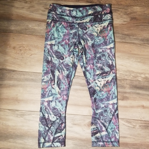Lululemon patterned crop leggings - Picture 1 of 6